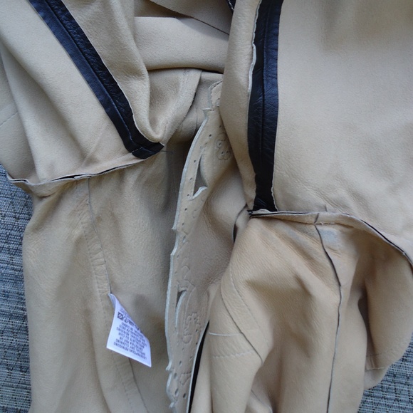 SIZE 38 EU. ESCADA black leather laser cut blazer. - Picture 6 of 8